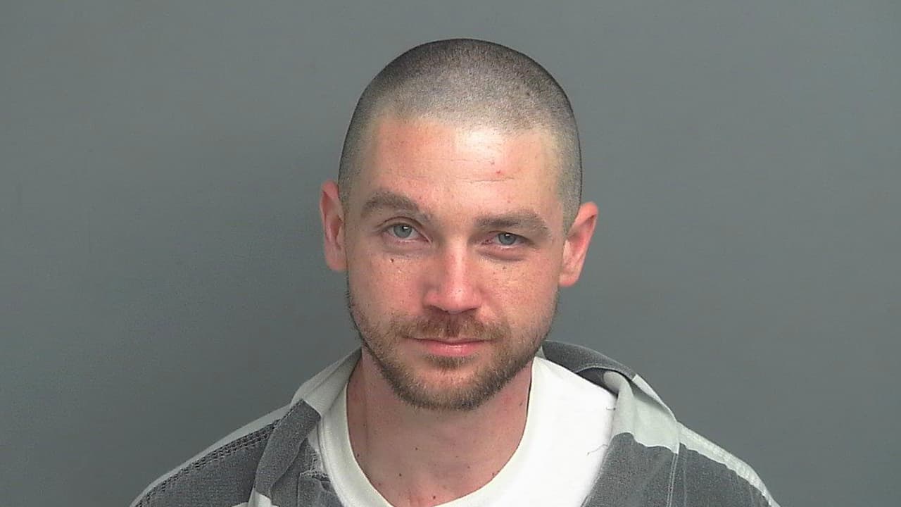 Quest Allen Grisham, 33 años, acusado de lesiones contra un miembro de su familia. Última residencia conocida: Ponderose Circle, Conroe, Texas.