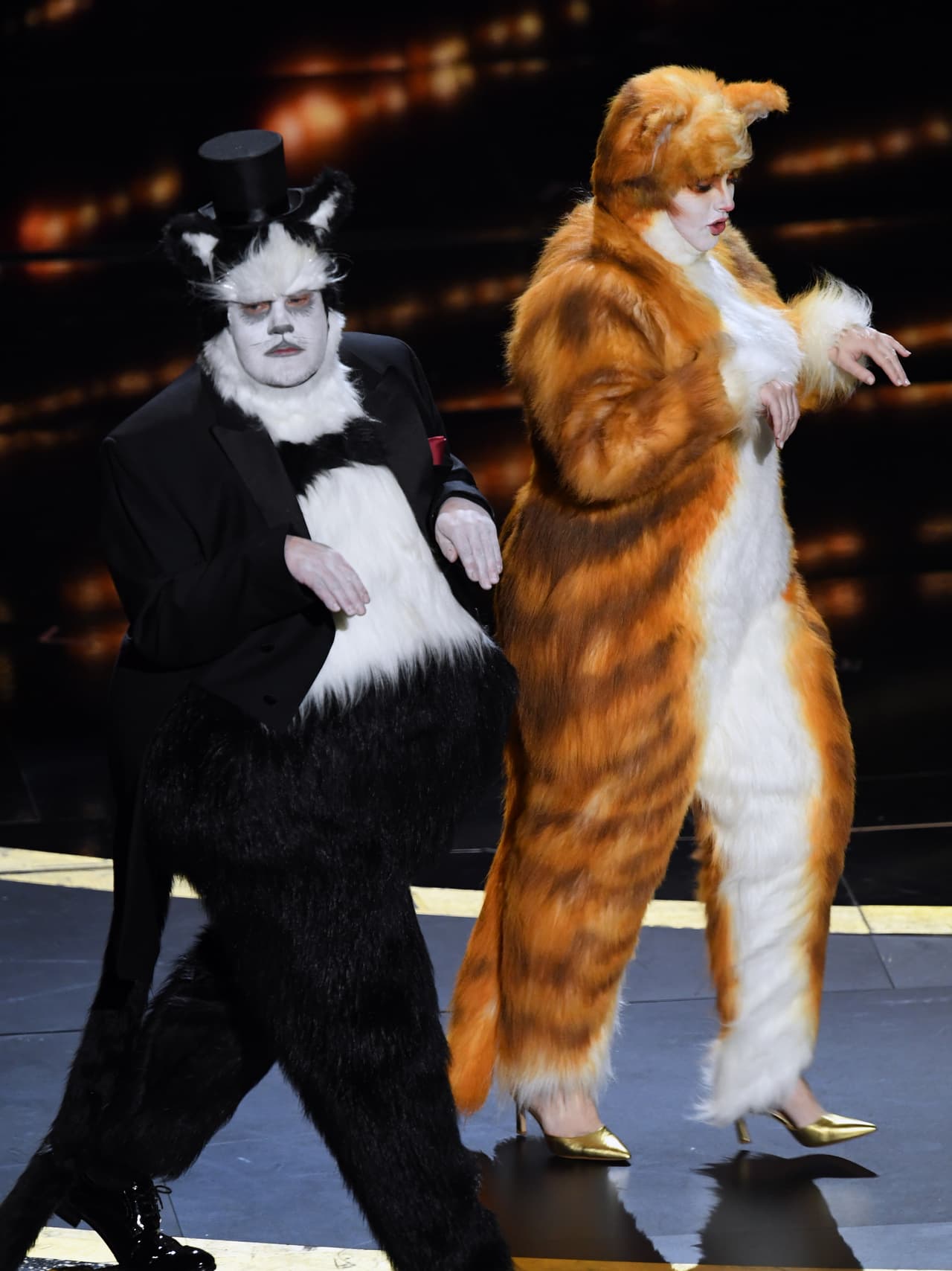 <b>Hubo pelea de gatos</b>
<br>
<br>El comediante James Corden y la actriz Rebel Wilson subieron al escenario del vestidos como personajes de la cinta 'Cats' para nombrar a los nominados en la categoría Mejores efectos visuales. Después de pelear unos segundos con el micrófono, nombraron a Guillaume Rocheron, Greg Butler y Dominic Tuohy como ganadores, por su trabajo en '1917'.