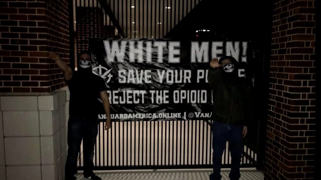 Grupo fascista apela a la lucha contra opioides para filtrar mensaje racista y homofóbico en universidad de Texas