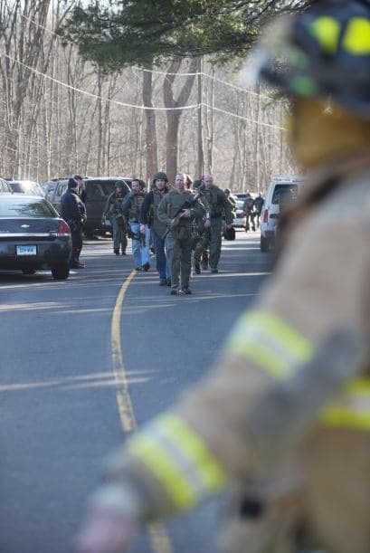 "Oímos muchos golpes y gritos", explicó una niña poco antes de que sus padres se la llevaran a casa. "Un maestro me agarró y me metió en su clase", relató de forma confusa otro pequeño, quien explicó que se oían muchos golpes.