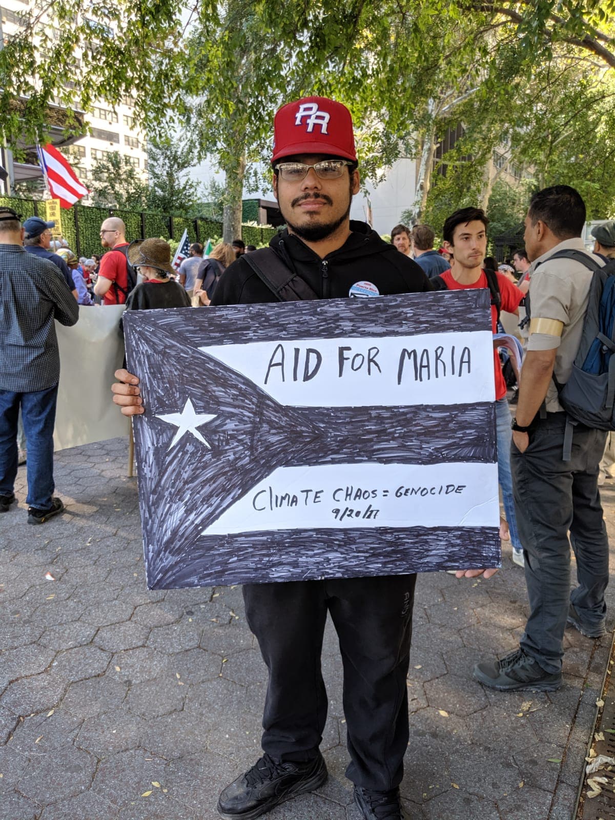 "Ayuda para María, Caos Climático = Genocidio"