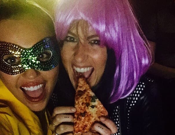 Incluso, algunos padres de familia han prohibido a sus hijos que vayan a sus conciertos y shows.