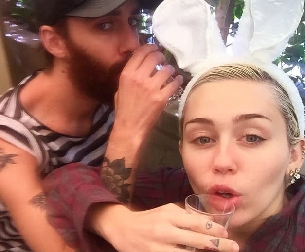 Y es que la rubia se la pasa de fiesta loca sin control...