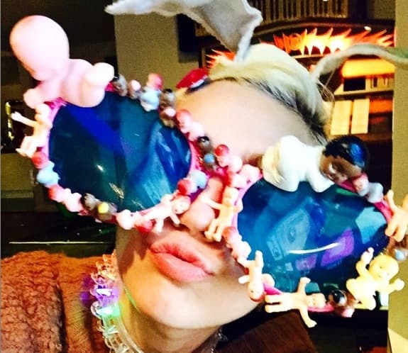 En cambio, Miley vive sin desenfreno y no le importa lo que opinen los demás sobre ella.