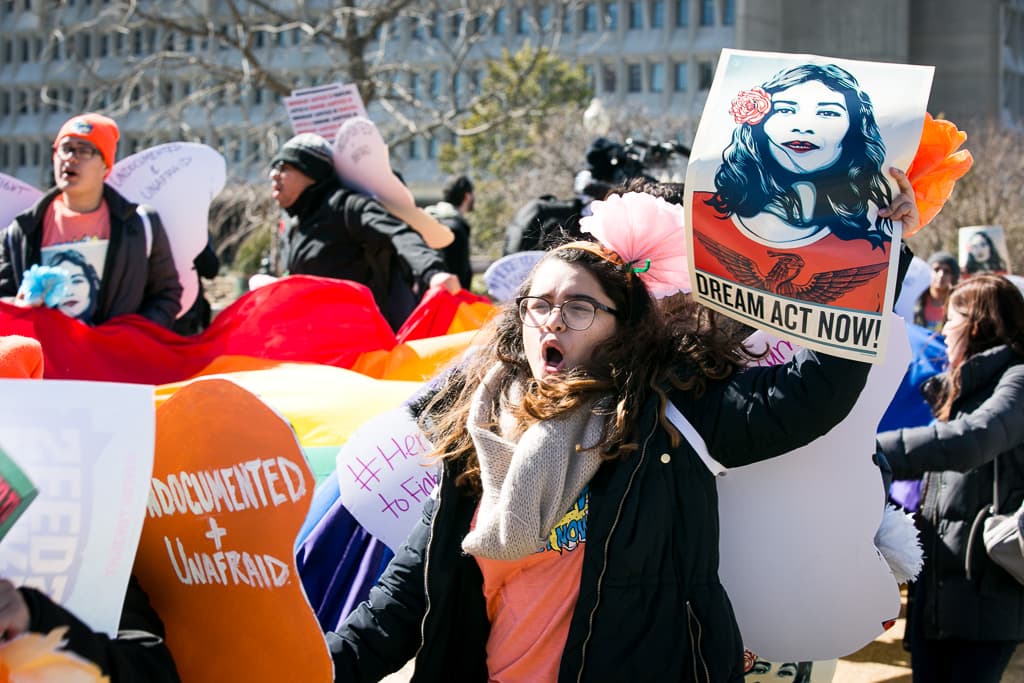 Representantes aprueban proyecto de ley para dreamers e inmigrantes con TPS y ahora enfrenta un muro en el Senado