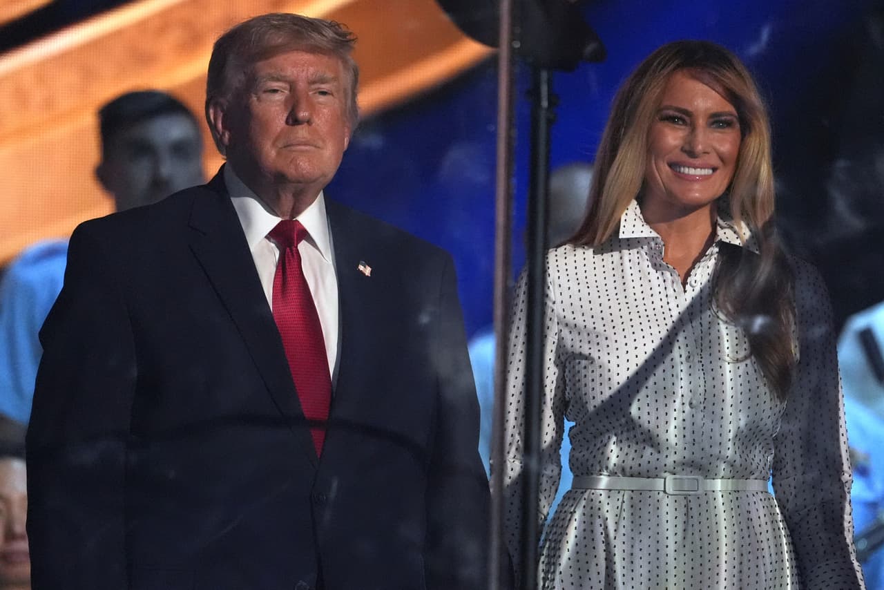El presidente Donald Trump, a la izquierda, junto a la primera dama Melania Trump, llega para pronunciar un discurso durante el evento "Salute to America", una celebración del Día de la Independencia en honor al 250 aniversario de la nación, el sábado 4 de julio de 2026, en el National Mall de Washington.