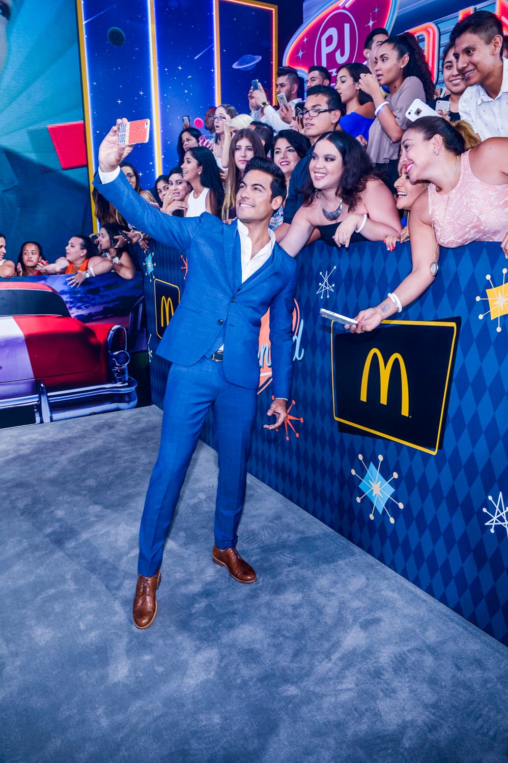 ¡Cuidado, Carlos Rivera! Esas chicas te quieren robar.