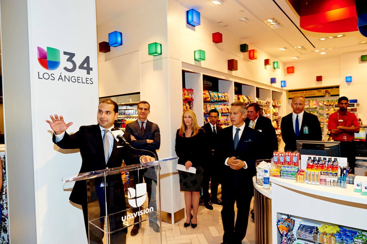 Además de K-LOVE 107.5 FM y KSCA 101.9 FM, dos estaciones de radio muy populares en la misma ciudad.