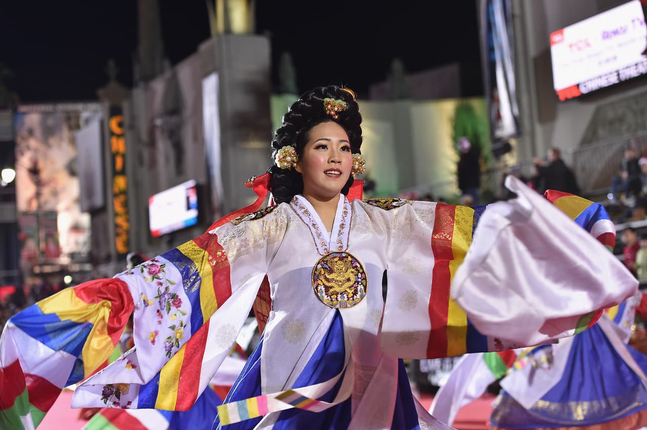 Miles se dieron cita para festejar el tradicional Hollywood Christmas Parade que este año celebró 84 años de alegría navideña.