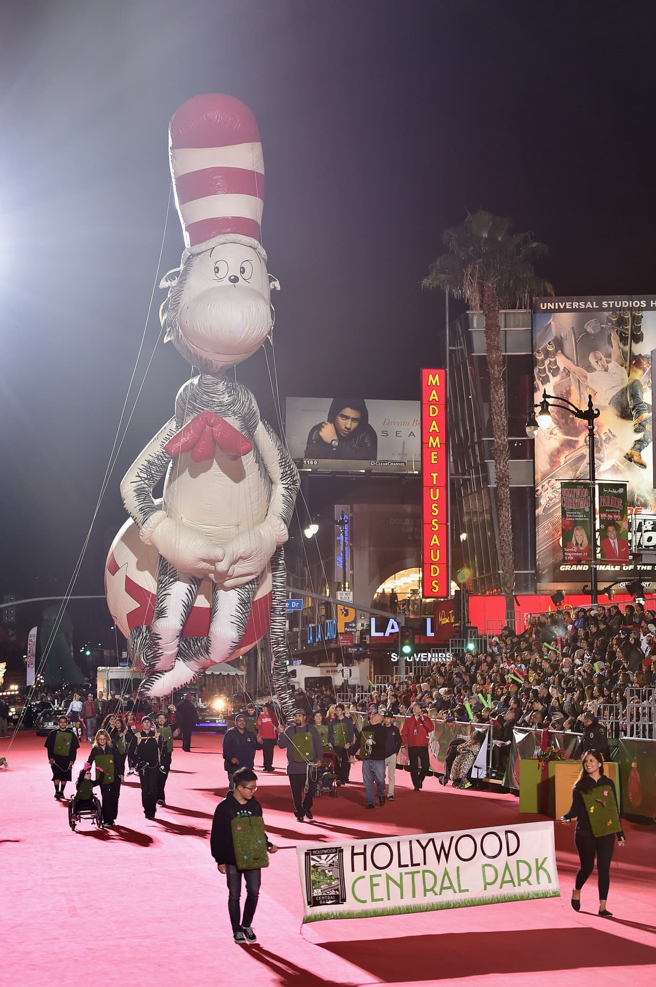 Miles se dieron cita para festejar el tradicional Hollywood Christmas Parade que este año celebró 84 años de alegría navideña.