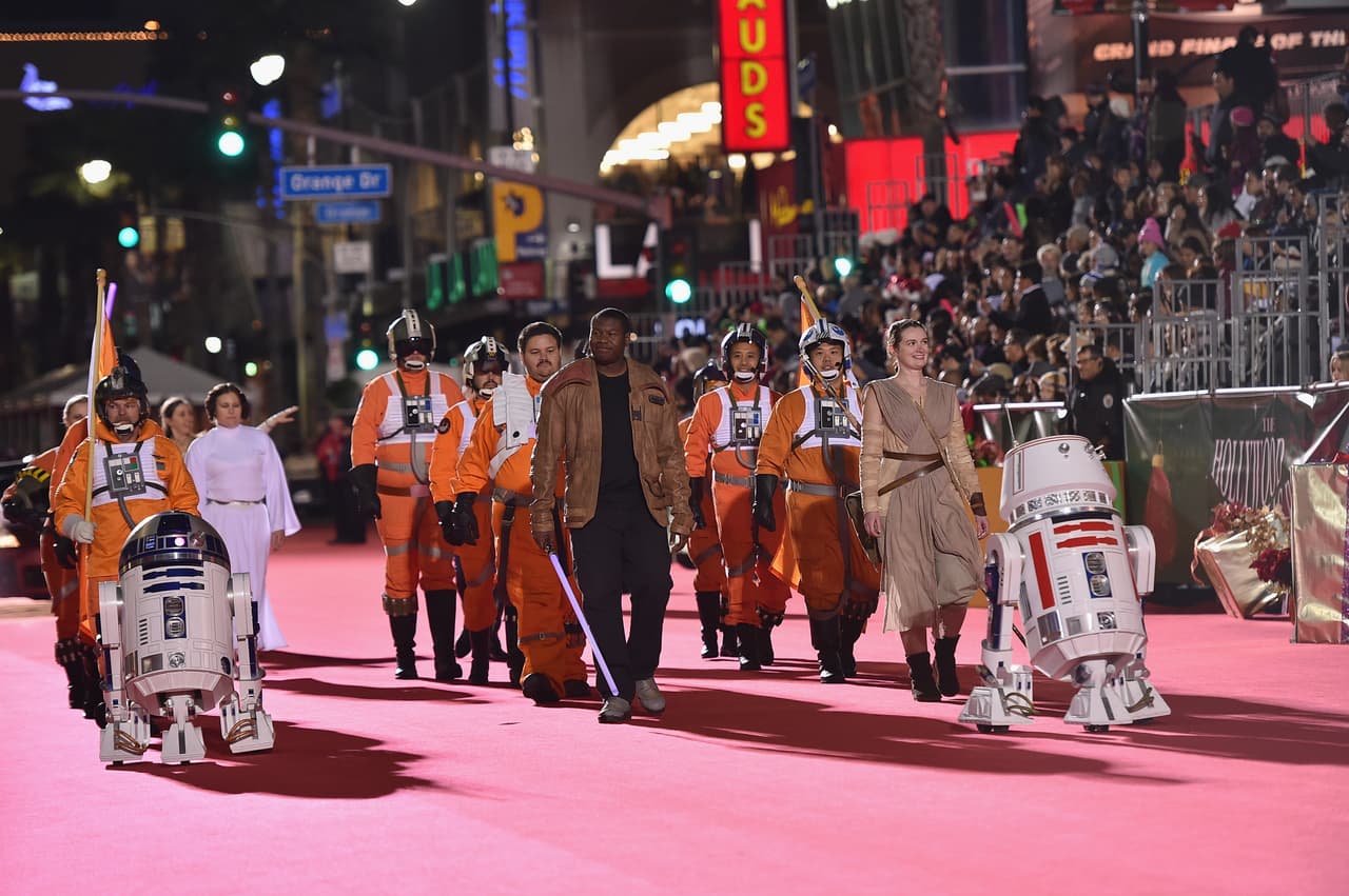 Miles se dieron cita para festejar el tradicional Hollywood Christmas Parade que este año celebró 84 años de alegría navideña.