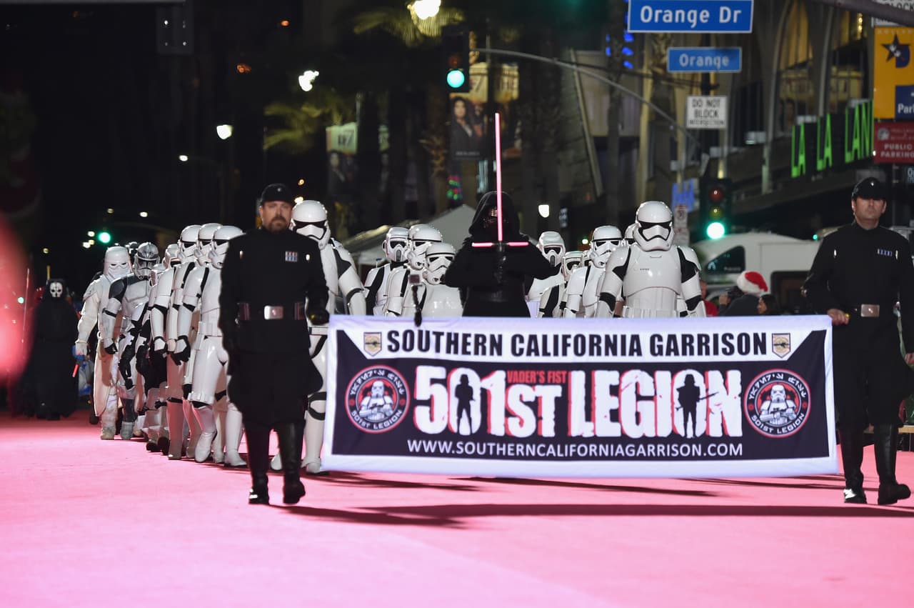 Miles se dieron cita para festejar el tradicional Hollywood Christmas Parade que este año celebró 84 años de alegría navideña.