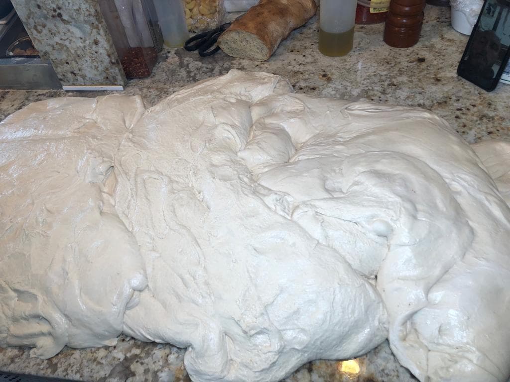 El secreto de esta pizza napolitana está en la masa, de la marca italiana ‘Porcelli’. “Es muy hidratada”, nos dijo Lucas.
<br>