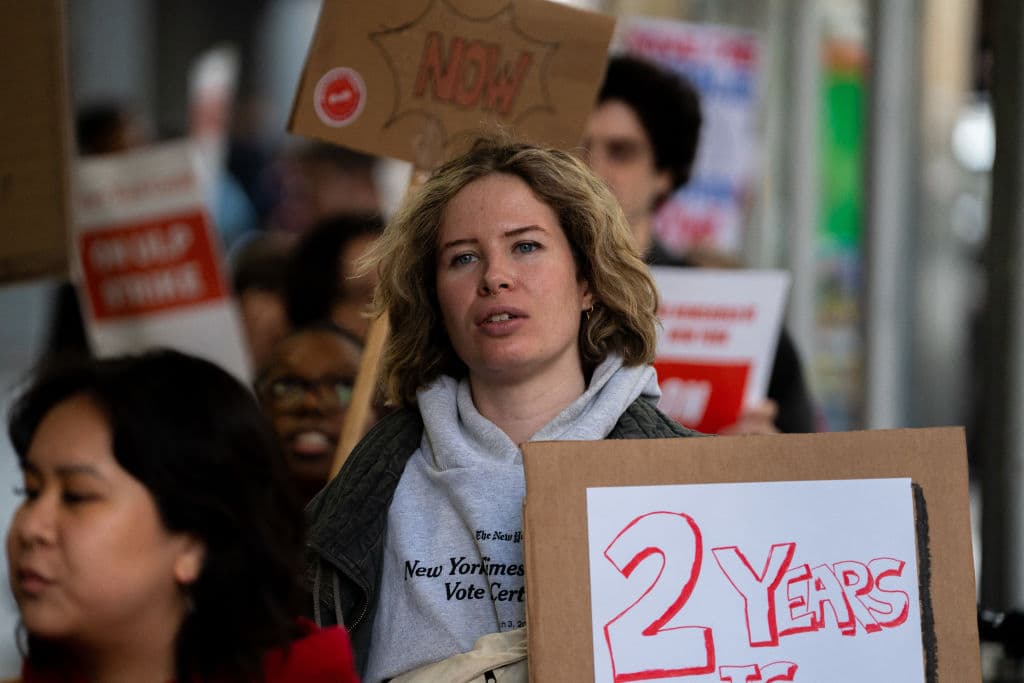 Los trabajadores piden 
<b>mejor salario y que sea equitativo</b>. También quieren 
<b>protecciones ante un posible despido sin causa</b>. Informaron que estuvieron negociando hasta el domingo 3 de noviembre.