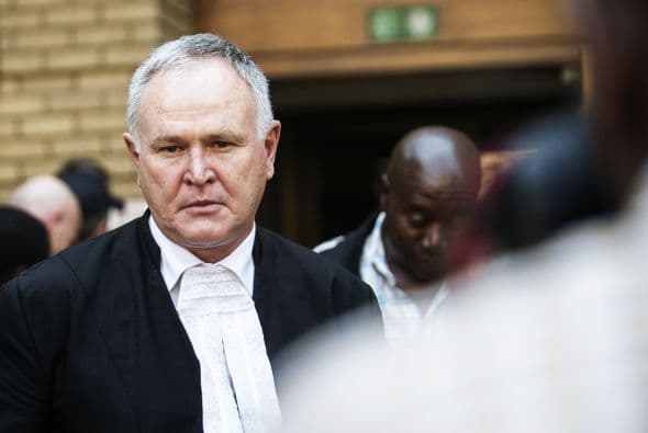 Barry Roux, abogado defensor del atleta, fue una pieza fundamental en el juicio que se prolongó por meses.