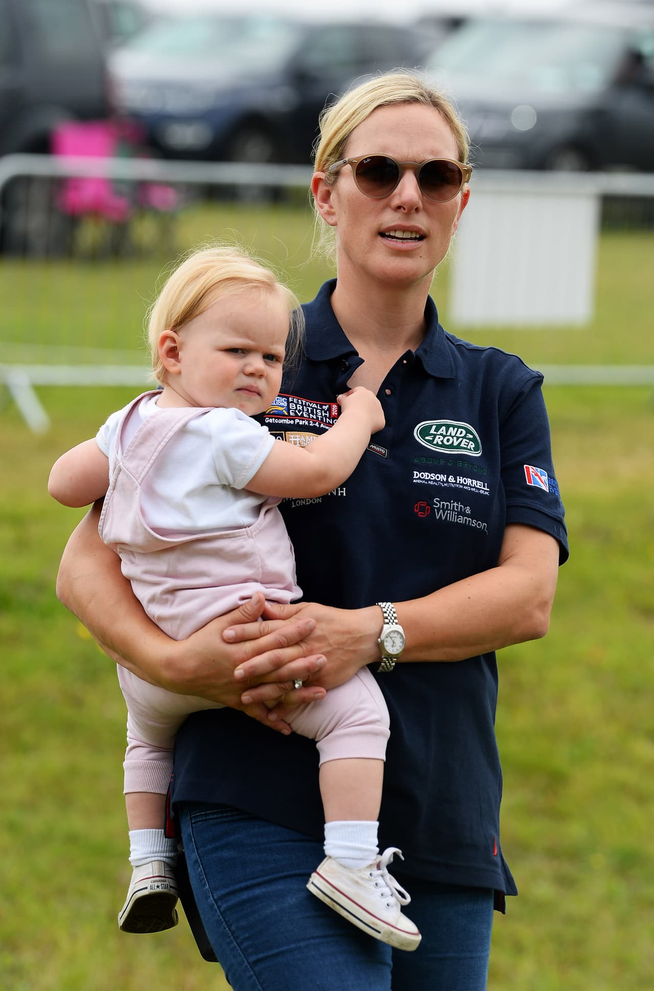 "No hablas de eso porque
<b><a href="https://www.thetimes.co.uk/magazine/the-sunday-times-magazine/relative-values-royal-siblings-zara-tindall-and-peter-phillips-on-miscarriage-horses-and-harry-and-meghan-39thlkr0t" target="_blank"> es demasiado crudo</a></b>. Pero como con todo, el tiempo es un gran sanador", dijo la también medallista olímpica en equitación al 
<b>Sunday Times</b> en julio de aquel año.
<br>