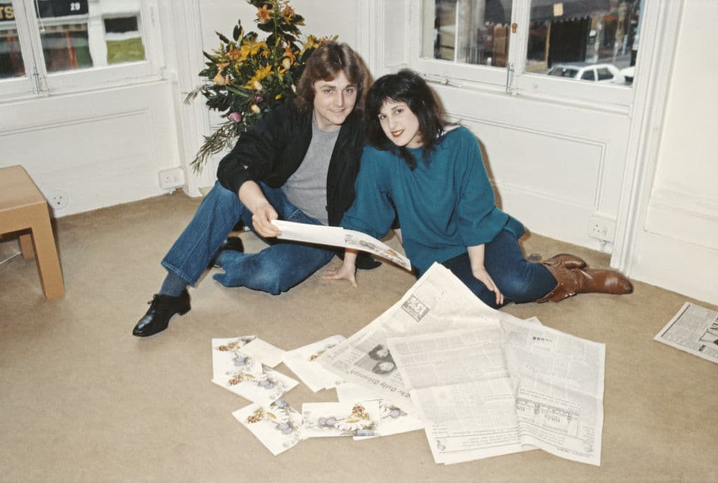 El vestido fue diseñado por la firma de Emanuel, la cual fue parte fundamental en el guardarropa de la princesa de Gales. 
<br>