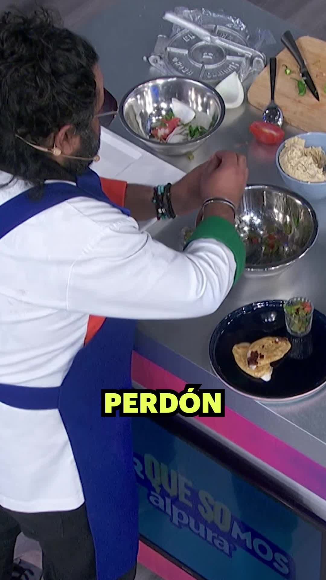 Diablito termina pidiendo disculpas por servir la comida con la mano