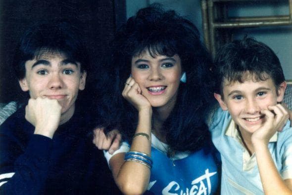 'Miguel' (
<b>Gerardo Quiroz</b>), 'Alejandra' (
<b>Edith Márquez</b>) y 'Cesarín' (
<b>Luis Mario Quiroz</b>) eran los tres hijos de 'César' quienes estaban en plena adolescencia y él tenía que llevarlos por el buen camino, aunque a veces era bastante complicado por las divertidas situaciones que los rodeaban.