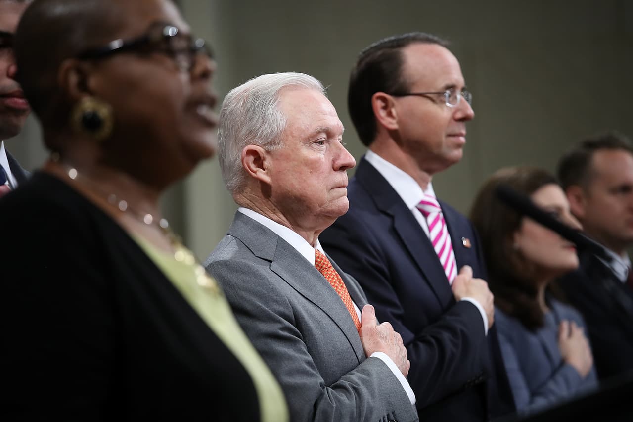 "Muchos estadounidenses sienten que su fe está bajo ataque": Sessions crea una 'fuerza de libertad religiosa'