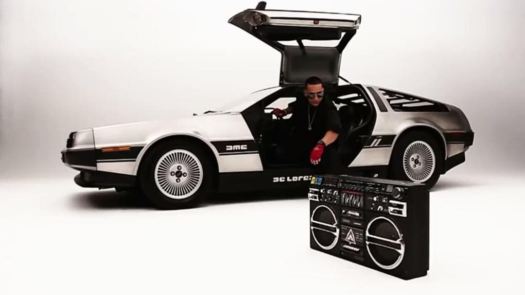 El
<b>Delorean DMC12</b>, modelo que sirvió de base para
<b>uno de los autos más famosos de la historia del cine del siglo XX</b>, llevaba un
<b>motor Renault V6 de 2.8 litros</b>, con 155 caballos de fuerza, que lo llevaban de 0 a 62 millas por hora en aproximadamente 11 segundos. Por supuesto, era más veloz para viajar en el tiempo.