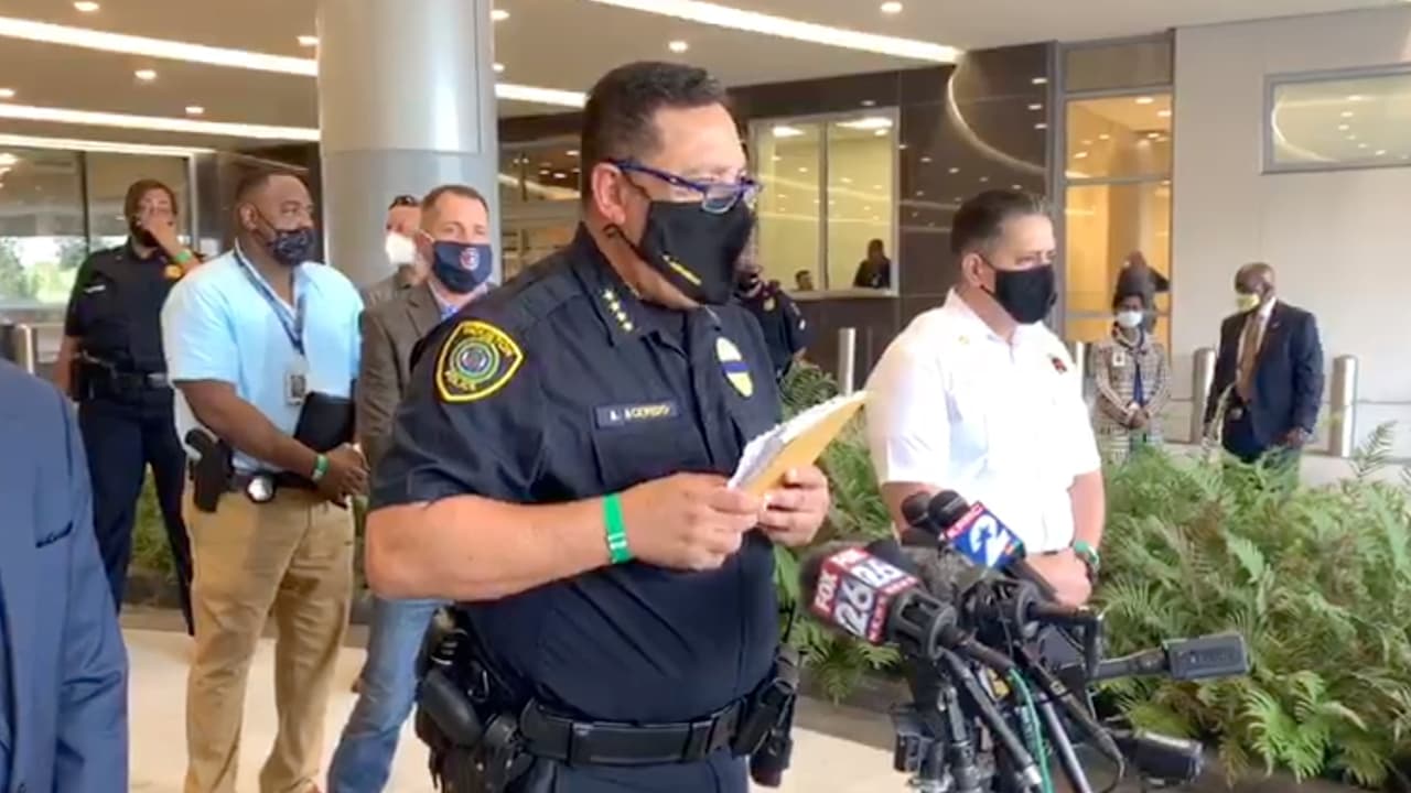 El alcalde Sylvester Turner y Acevedo, identificaron al oficial que falleció como el sargento Harold Preston, un oficial con más de 41 años de experiencia.