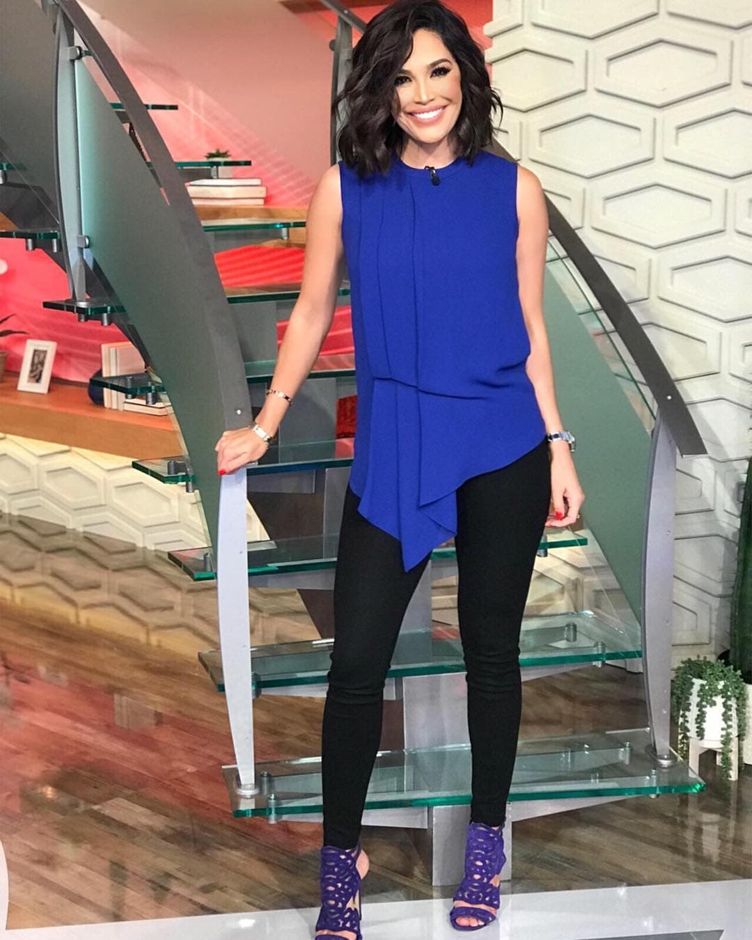 Esta es otra opción que nos muestra Karla para estar ad hoc a la fecha. Unos ‘leggins’ negros con una blusa ‘oversize’ azul, blanca o rojo te harán sentir libre, este es una alternativa ideal para una larga caminata.
<br>