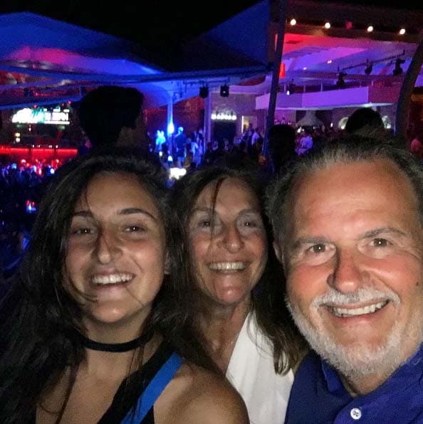 Raúl y Millie son unos papás muy cool y se divirtieron en el club con Mía.