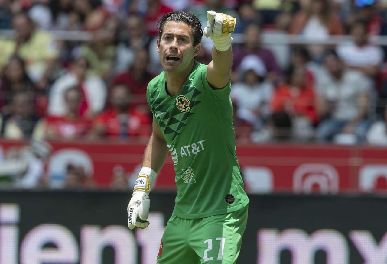 Renovación de Memo Ochoa con el América, un 'pase de salida' para Óscar Jiménez