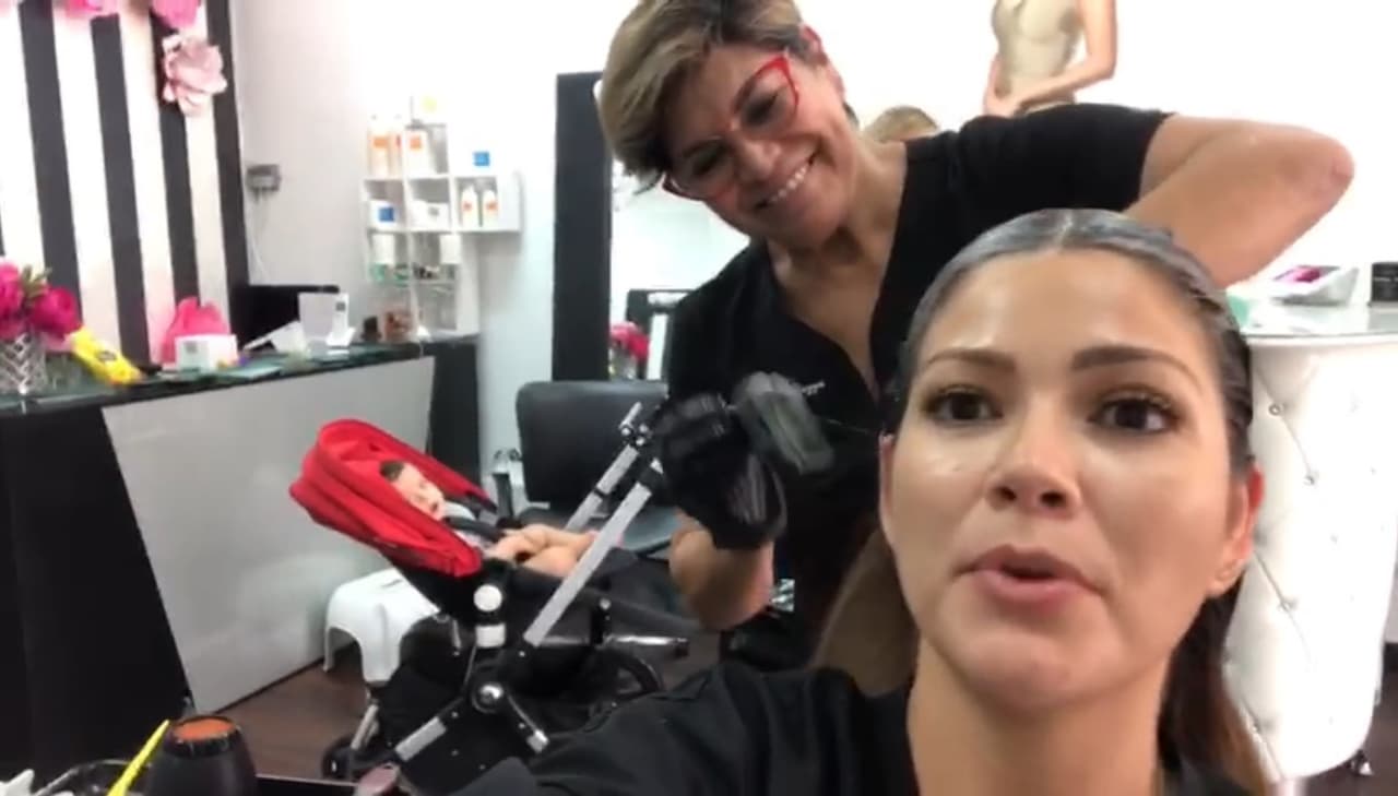 La mamá de Karla y Luis Carlos Martínez (su esposo) es dueña de un salón, por lo que Ana recurre a ella cada que necesita un retoque de color o despunte de cabello. Recientemente la vimos aprovechando la luna creciente para cortarse el pelo.
<br>