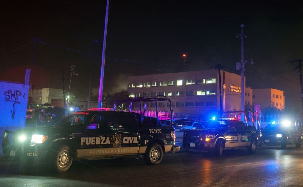 Vehículos de la Fuerza Civil tras la revuelta en el penal de Monterrey