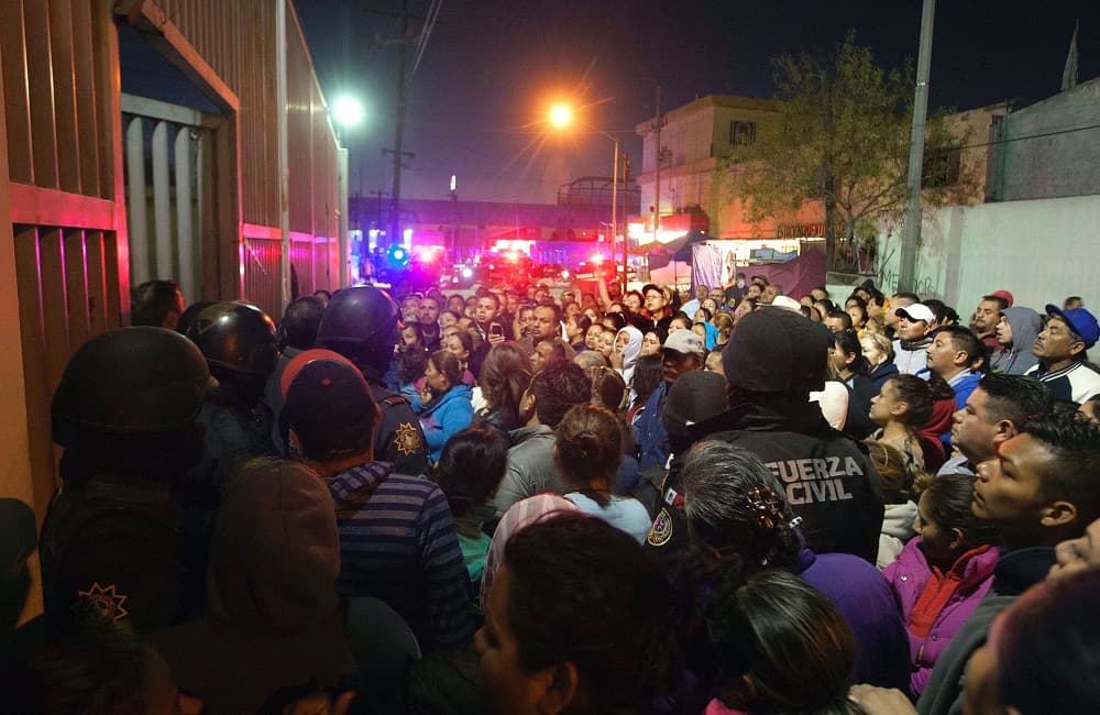 Familiares se agolpan a las puertas de la prisión para conocer la situación tras las informaciones de decenas de muertos.