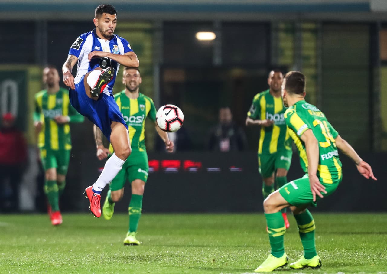El mexicano Jesús 'Tecatito' Corona (izquierda) sigue teniendo la confianza del técnico del Porto al sumar otros 90 minutos.