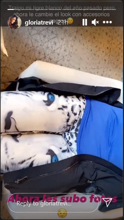 La cantante escribió: "Mismos pantalones, ¡diferentes accesorios!". 
<br>