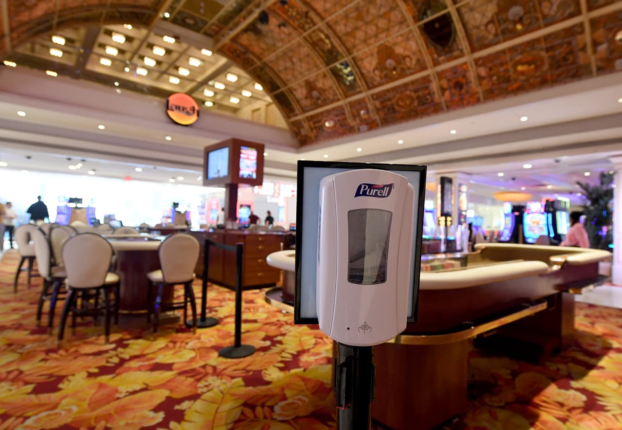 <b>Casinos y apuestas. </b>Algunos establecimientos de esta industria, que maneja más de 200,000 millones de dólares, permanecen cerrados en Las Vegas y Atlantic City, como parte de las medidas para contener el 
<a href="https://www.univision.com/temas/coronavirus">coronavirus</a>. Casinos de Massachusetts e Illinois cerrarán durante dos semanas, y en Maryland, los hipódromos y otras instalaciones de apuestas se estas cerradas indefinidamente. La crisis también afectó las apuestas legales de en los deportes profesionales y amateurs, la mayoría de ellos pospuestos.