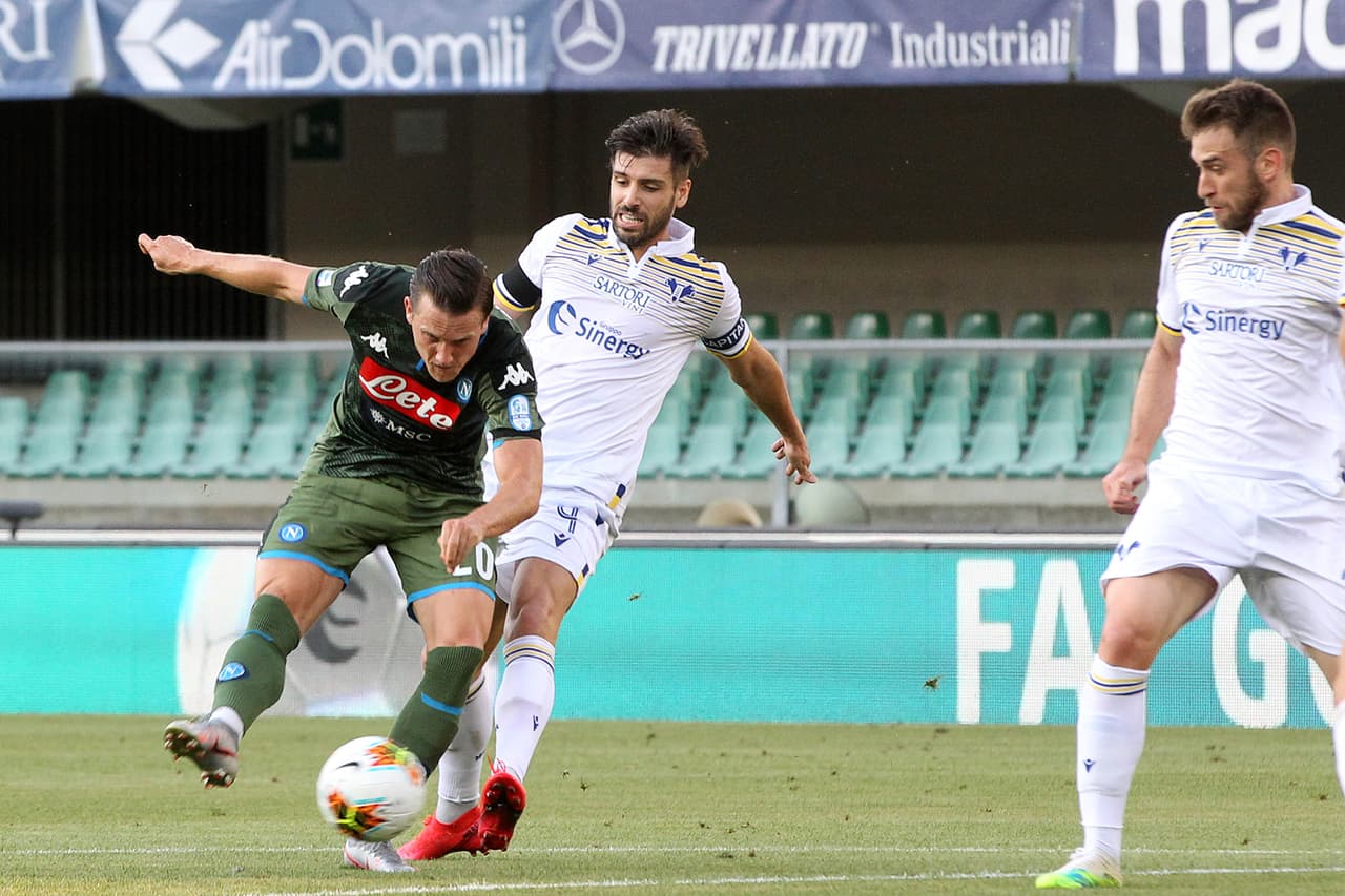 El Napoli le pegó al Hellas Verona 0-2 con goles de Milik e Hirving 'el Chucky' Lozano, quien jugó seis minutos.