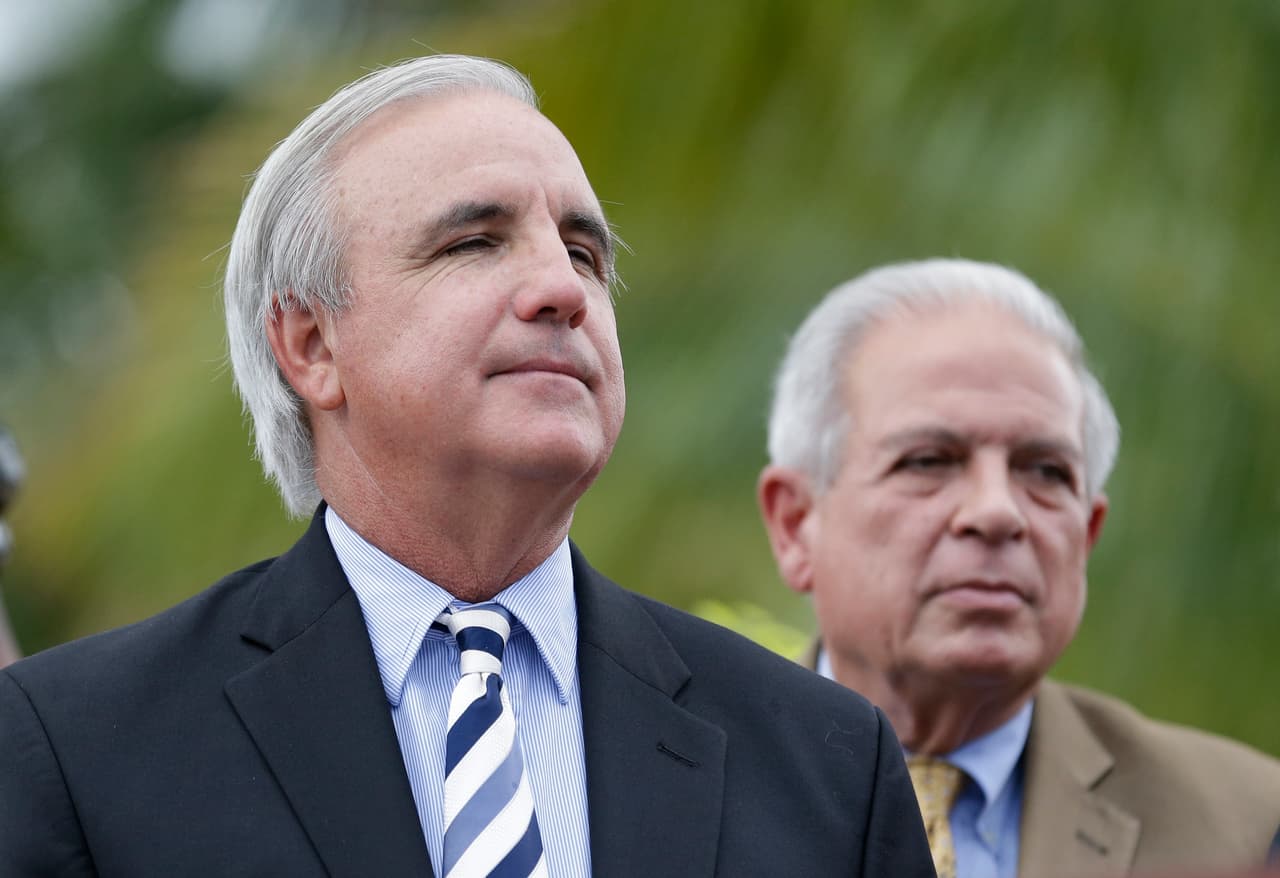 Carlos A. Gimenez, congresista republicano de Florida fue otro de los políticos que reaccionó al atentado contra el candidato presidencial, en su cuenta de X escribió: “Lourdes y yo estamos orando por el presidente Trump y todos los que están en Pensylvania. El presidente Trump es un luchador y sabemos que luchará por superar esto. La violencia NO tiene absolutamente ningún LUGAR en nuestra política y los responsables deben rendir cuentas con todo el peso de la ley”.
