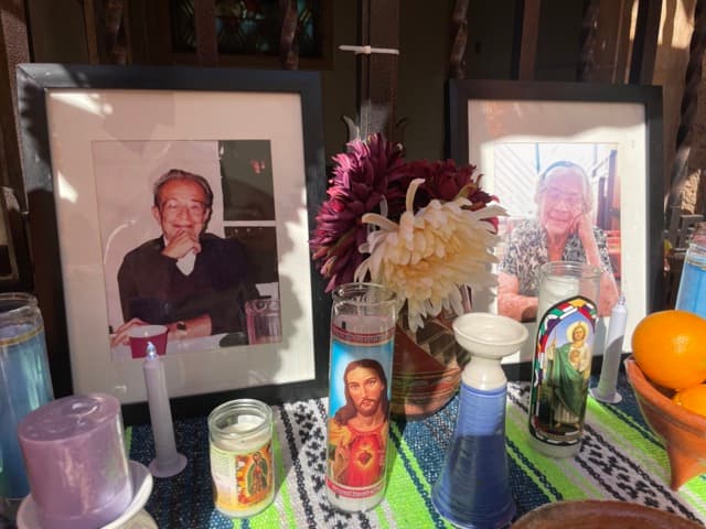 <b>Las fotos</b>
<br>Uno de los elementos más importantes que se coloca en el altar son las fotos de los seres queridos a quienes les dedicamos el altar y quienes se espera viajen desde el mundo de los muertos al nuestro del 1 al 2 de noviembre.