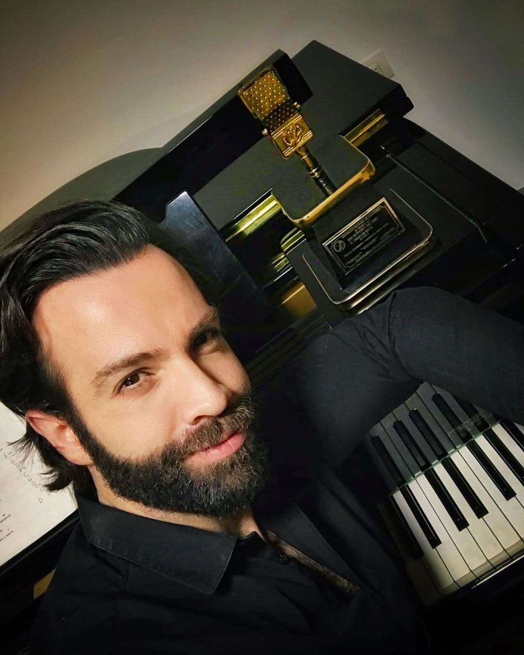 Diego entiende que lo que está haciendo con 'Inseparables' no ha sido sencillo, pero eso no es lo más difícil, sino el hecho de apostar por tu pareja: "Lo que más disfruto es no tener que ser yo el que esté ahí teniendo que apostar. Porque qué nervios tener que apostar por tu pareja. Si de pronto apostar por ti mismo da miedo, imagínate apostarle a tu pareja", dijo el actor.