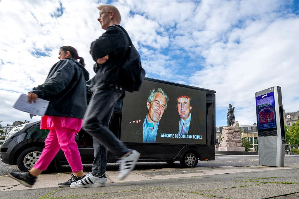 Videos, fotos y denuncias: la larga lista de nueva información que no deja que Trump se sacuda el caso Epstein