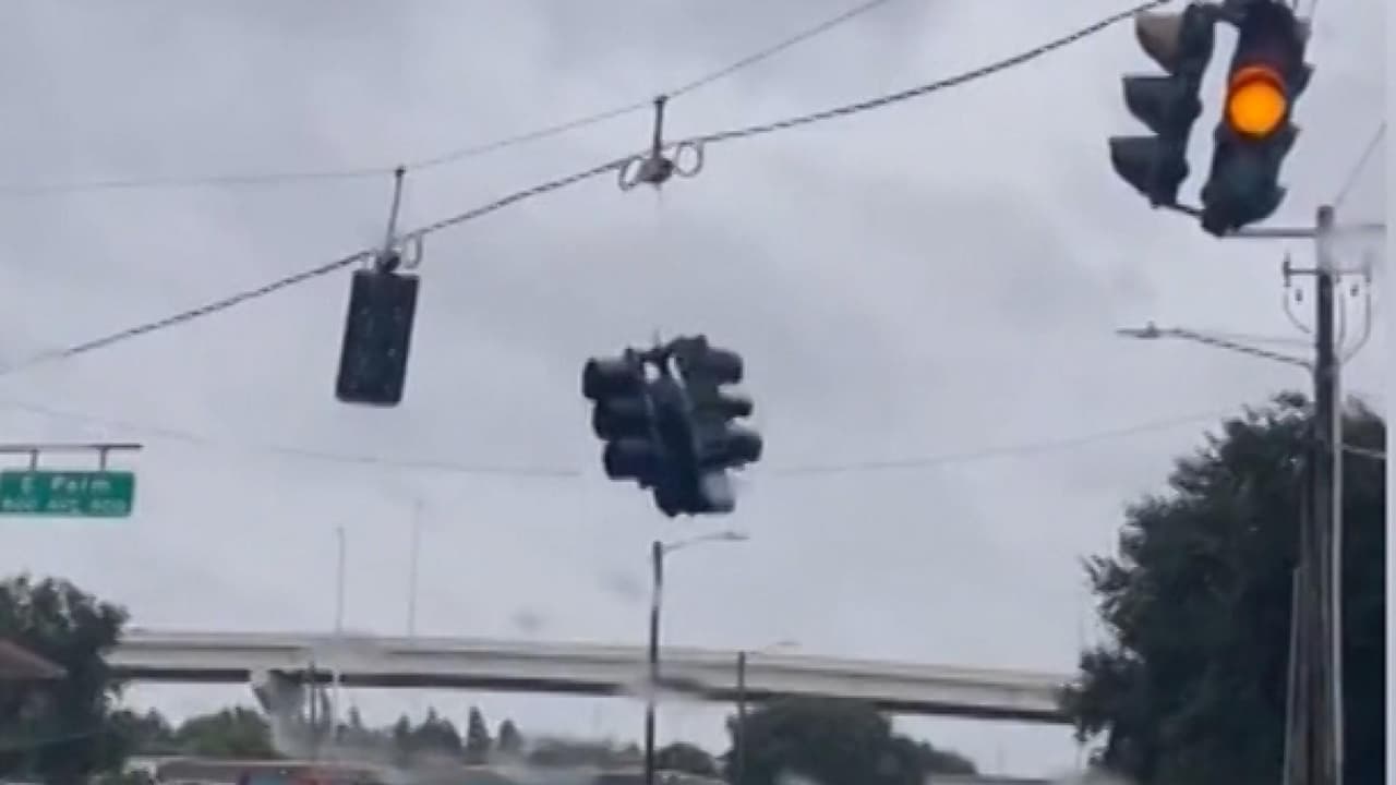 Agentes del Departamento de Policía de Tampa captaron el momento en que un semáforo cae sobre el pavimento como consecuencia de los intensos vientos provocados por el huracán Ian en Florida. Sigue las últimas noticias en 
<a href="https://www.univision.com/noticias" target="_blank">Univision</a>.