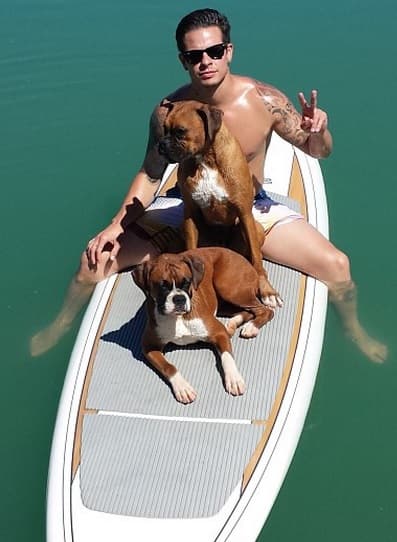 Parece que todo llegó a buen término, pues Casper sigue conservando a los perritos y éstos conviven como si nada con los hijos de ‘La Diva del Bronx’.