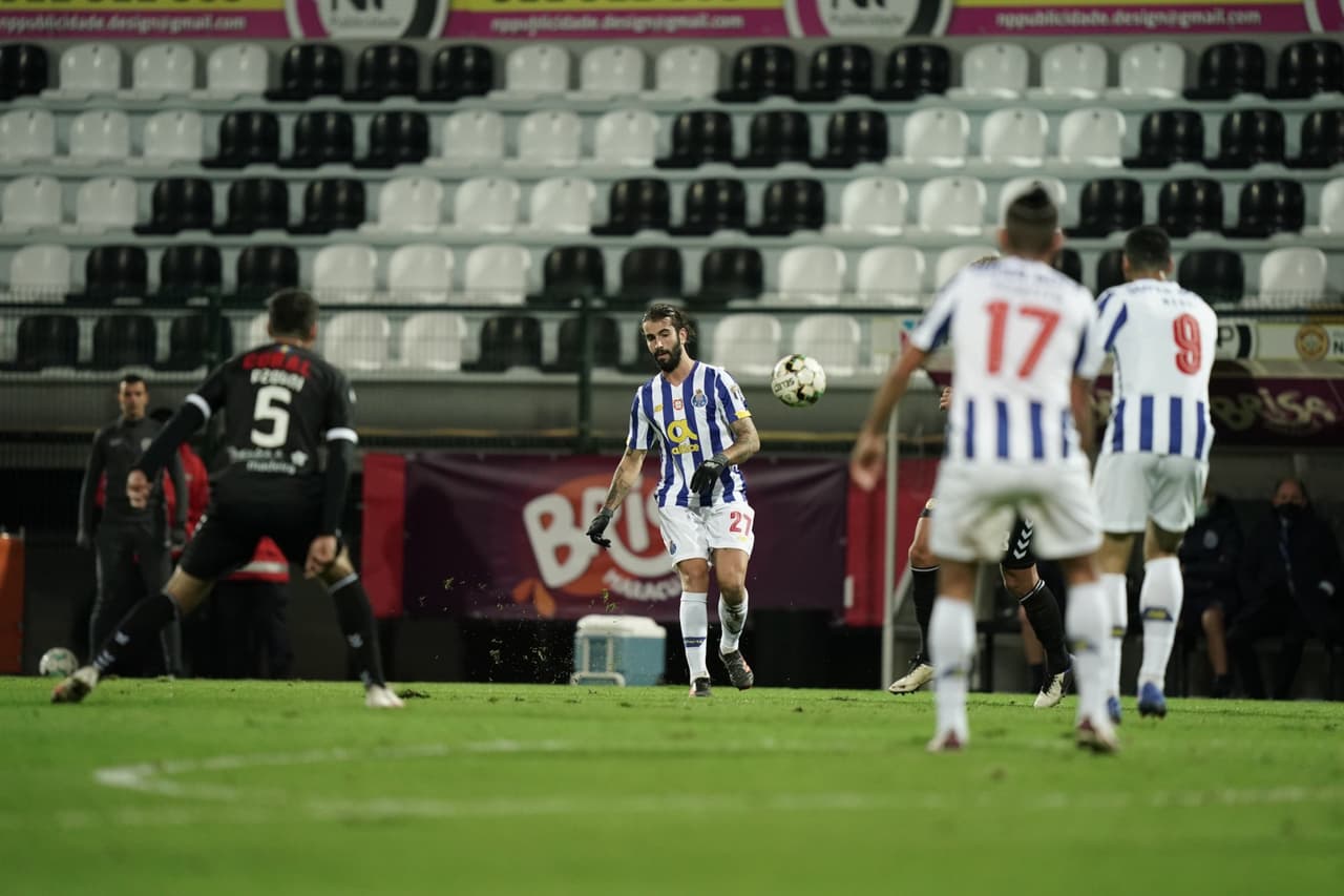 Porto se lleva la victoria ante Nacional después de empatar el encuentro 2-2, durante los primeros 90 minutos. Finalmente, el equipo de Jesus 'Tecatito' Corona, se impuso con una diferencia notable para calificar a cuartos de final de la Copa de Portugal. Díaz, Barbosa, Oliveira y Taremi anotaron para los 'Dragones Azules',