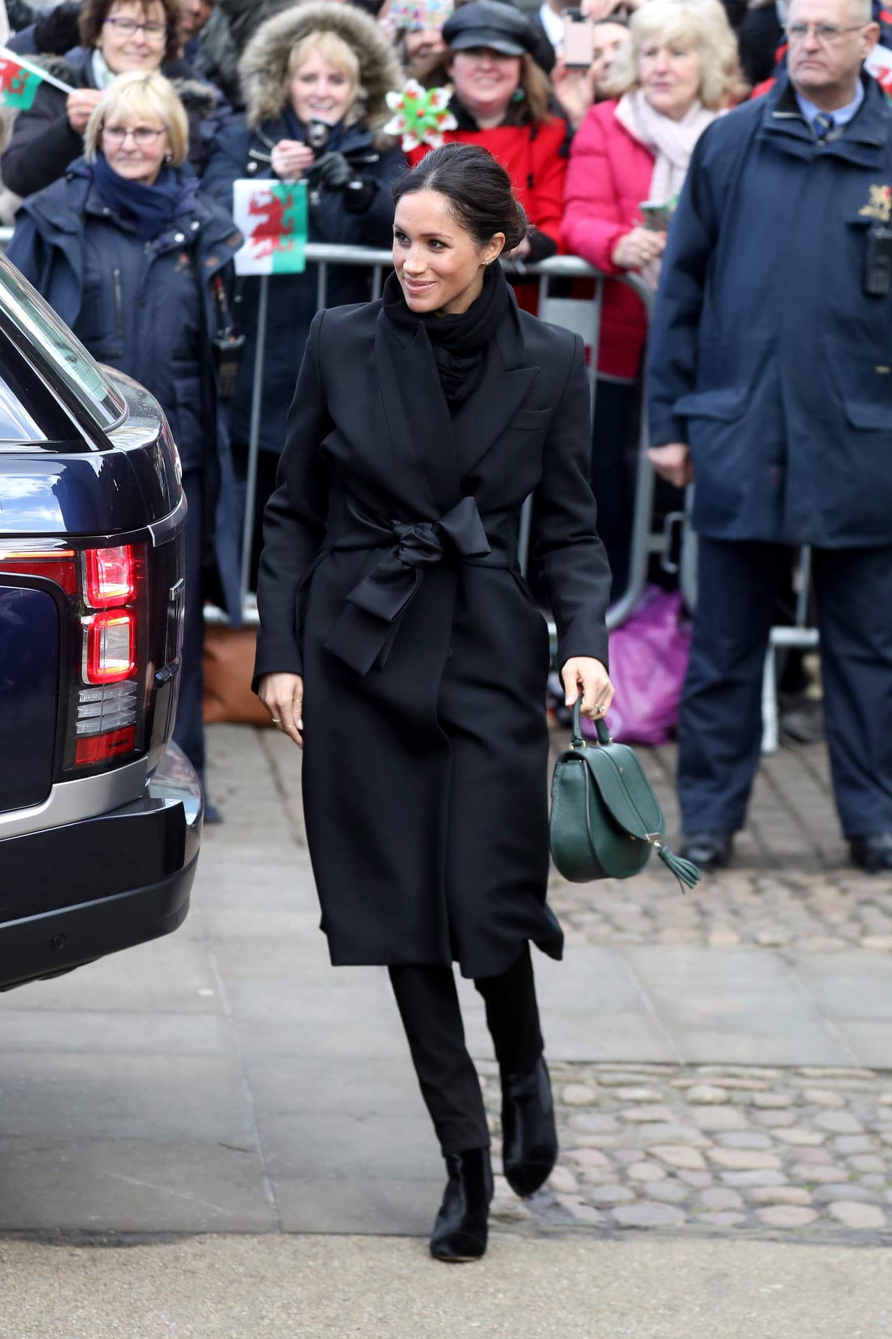 <b>18 de enero, 2018</b>
<br>Para su primera visita oficial a Gales, Meghan utilizó un comentadísimo total black (reservado generalmente a ocasiones fúnebres). Lució un abrigo negro largo de Stella McCartney con jeans del mismo color de la marca local Hiut Denim y botas Tabitha Simmons.