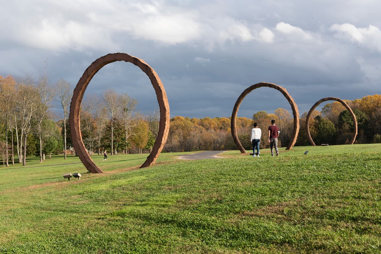 Fuera del museo se encuentra el Parque Museo Ann and Jim Goodnight de 164 acres, recientemente ampliado y que presenta monumentales instalaciones de arte público inspiradas en el mundo natural y la preservación de paisajes.