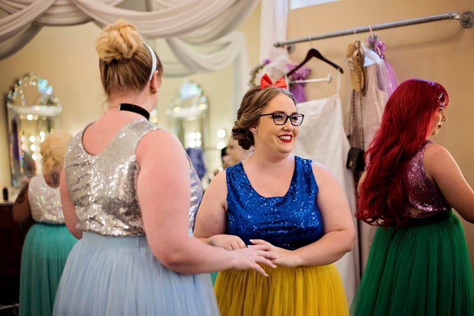 Cenicienta, Ariel, Blanca Nieves y Bella formaron parte de la boda.