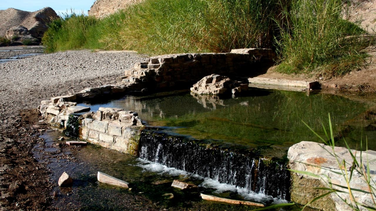 <b>Langford Hot Springs </b>
<br>
<br>Ubicadas dentro del Parque Nacional Big Bend, estas aguas termales son calentadas por procesos geotérmicos que alcanzan hasta los 105 grados. Debido a sus sales minerales disueltas, se considera que sus aguas tienen poderes curativos. El lugar tiene baños y mesas para hacer picnics, pero está prohibido acampar.