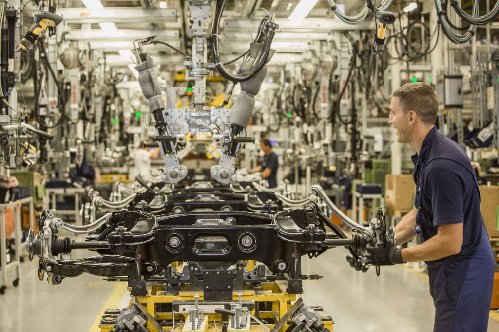 Mercedes-Benz sustituye robots de sus fábricas por operarios humanos