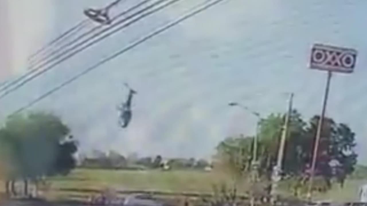 <b>En video: El momento cuando se desploma un helicóptero en Aguascalientes: cinco personas murieron</b>
<br>
<br>El helicóptero de la policía cayó sobre un terreno y estalló. Entre las víctimas mortales está el Secretario de Seguridad Pública de Aguascalientes.