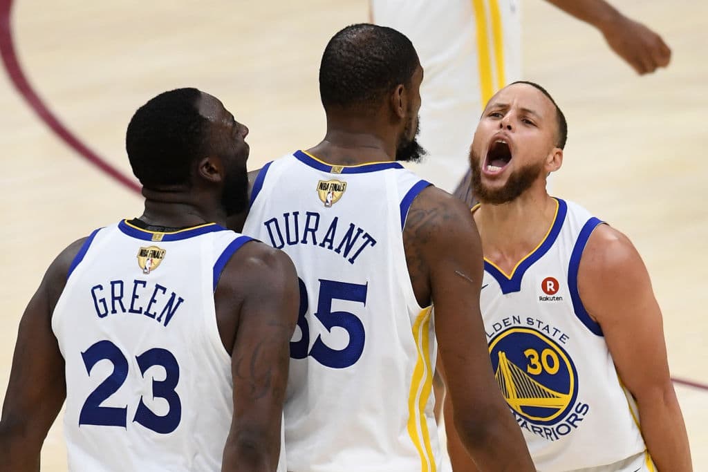 Esta fue la reacción con que festejaron Green y Curry a Durant tras encestar un triple que puso el juego 106-100 con poco más de 40 segundos por jugarse, clavando una daga en el pecho de los Cavs.
